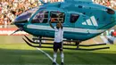 Arturo Vidal menyapa fans setelah turun dari helikopter saat acara perkenalan sebagai pemain baru klub Liga Chile, Colo-Colo di Stadion Monumental David Arellano, Chili, Jumat (2/2/2024) WIB. (AP Photo/Esteban Felix)