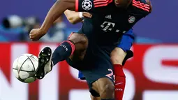 Gelandang Muenchen, Kingsley Coman (depan) mengontrol bola dari kawalan bek Atletico Madrid, Filipe Luis di leg pertama liga champions di Vicente Calderon, Madrid, (28/4). Atletico menang atas Muenchen dengan skor 1-0. (Reuters/Juan Medina)