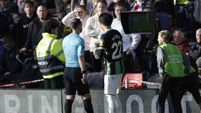 Foto: Petaka Kartu Merah Mason Holgate untuk Sheffiled, Berakhir Dibantai 0-5 oleh Brighton