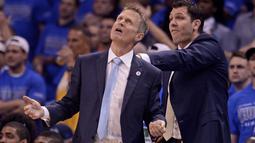 Pelatih Warriors, Steve Kerr (kiri) dan asisten Luke Walton mendampingi timnya berlaga melawan OKC Thunder  pada lanjutan final wilayah barat NBA Playoffs 2016 di Chesapeake Energy Arena, Oklahoma City, (29/5/2016) WIB. (Mark D. Smith-USA TODAY Sports)