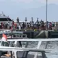 Sejumlah turis bersiap menaiki kapal penyeberangan di Pelabuhan Gili Trawangan, Pemenang, Lombok Utara pada Jumat (13/10/2023)