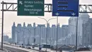 Kendaraan saat melintasi Enam Ruas Tol Dalam Kota Segmen Kelapa Gading-Pulogebang, Jakarta, Senin (23/8/2021). Dengan adanya tol ini diharapkan dapat mempercepat distribusi logistik dan meningkatkan daya saing komoditas. (merdeka.com/Iqbal S Nugroho)