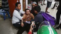 Seorang pelajar mendapat perawatan setelah terkena gas air mata dalam demonstrasi di belakang Gedung DPR, Palmerah, Jakarta, Rabu (25/9/2019). Sejumlah pelajar terluka dan sesak napas akibat gas air mata yang ditembakkan polisi. (Liputan6.com/Angga Yuniar)