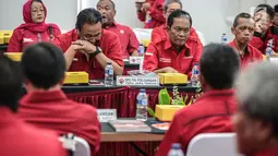 Pimpinan partai tingkat provinsi (DPD) mengikuti Rapat Kordinasi Nasional (Rakornas) pemenangan Pileg dan Pilpres 2019 di kantor DPP PDIP, Jakarta, Sabtu (1/12). Rakornas mengambil tema 'Berjuang Untuk Kesejahteraan Rakyat'. (Liputan6.com/Faizal Fanani)