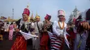 Rombongan dari Etnis Kachin melakukan tarian tradisional saat upacara pembukaan festival air tradisional di Yangon, Myanmar (13/4). Festival ini pun menjadi kesempatan menarik untuk wisatawan menikmati budaya Myanmar. (AP Photo/Thein Zaw)