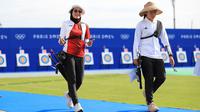 Atlet panahan putri Indonesia, Diananda Choirunnisa (kiri) usai berlomba dalam rangkaian kualifikasi cabor panahan Olimpiade Paris 2024 di Invalides Arena, Paris, Kamis (25/7/2024). Di nomor individual, Diananda Choirunnisa meraih peringkat terbaik di posisi ke-6 dengan memgumpulkan total 670 poin. (Dok. NOC Indonesia)