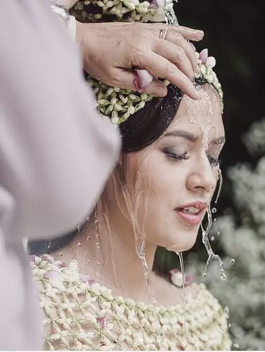 Tiga hari jelang hari bahagianya, Yaya panggilan penyanyi cantik ini mengungkapkan perasaan yang campur aduk usai melakukan siraman. Proses demi proses dilakukan didampingi oleh orang-orang terdekatnya. (Instagram/raisa6690)