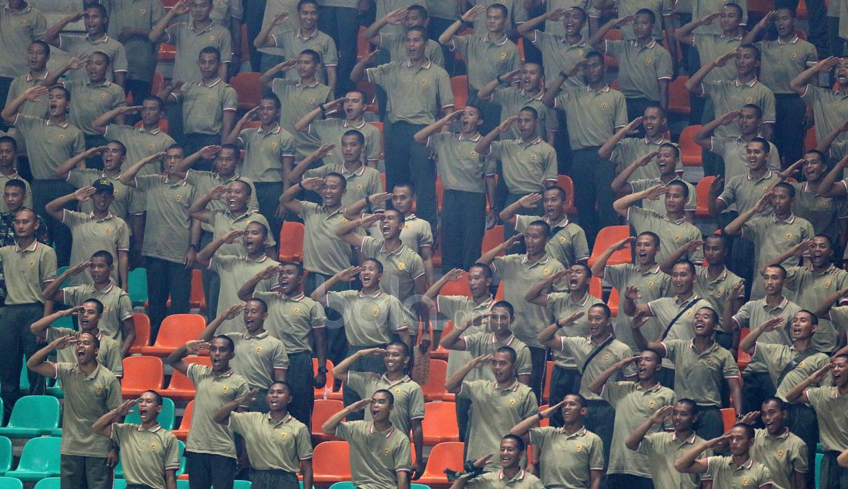 Gaya suporter PS TNI memberikan hormat kepada timnya usai melawan Borneo FC pada lanjutan Liga 1 2017 di Stadion Pakansari, Bogor, Senin (17/4/2017). PS TNI dan Borneo FC bermain imbang 2-2. (Bola.com/Nicklas Hanoatubun)