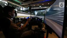 Pembalap maupun pehobi mengikuti balap virtual dengan alat simulator di kantor P1 Akademi Digital Motorsport Indonesia (ADMI), Jakarta Selatan, Kamis (5/11/2020). Di sana, siapapun bisa merasakan sensasi membalap secara digital di balik kemudi simulator mobil yang canggih. (Liputan6.com/Johan Tallo)