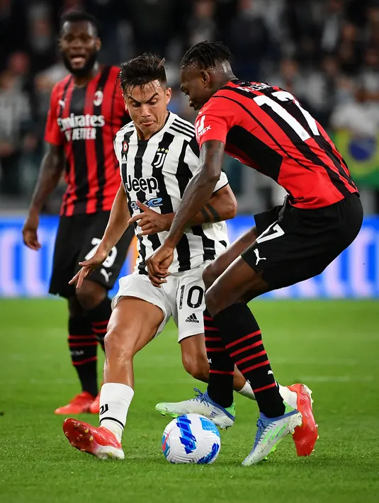Pemain depan Juventus Argentina Paulo Dybala (kiri) berebut bola dengan pemain depan AC Milan asal Portugal Rafael Leao (kanan) pada pekan ke-4 Liga Italia di Allianz Stadium, Senin (20/9/2021) dini hari WIB. Menghadapi AC Milan, Juventus harus puas dengan hasil 1-1. (Isabella BONOTTO / AFP)