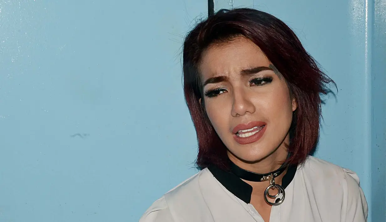 Sheila Marcia mengakui, sebagai manusia, ia sering mengalami semangatnya turun. Hanya doa yang bisa dilakukan saat kondisi tersebut. Guna bisa terus berjuang membesarkan ketiga buah hatinya. (Deki Prayoga/Bintang.com)