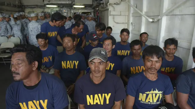 Nelayan Filipina yang diselematkan AL Filipina usai kapal mereka tenggalam di Laut China Selatan. Diduga kapal mereka ditabrak-lari oleh kapal Tiongkok (AP PHOTO)