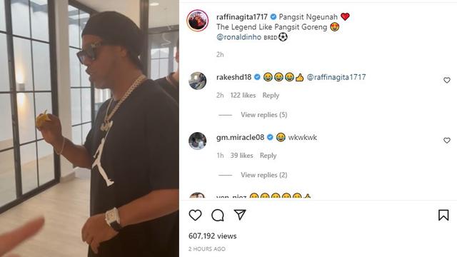 Raffi Ahmad membagikan momen kala Ronaldinho mencicipi pangsit goreng (https://www.instagram.com/p/CfQM99CrJtB/)