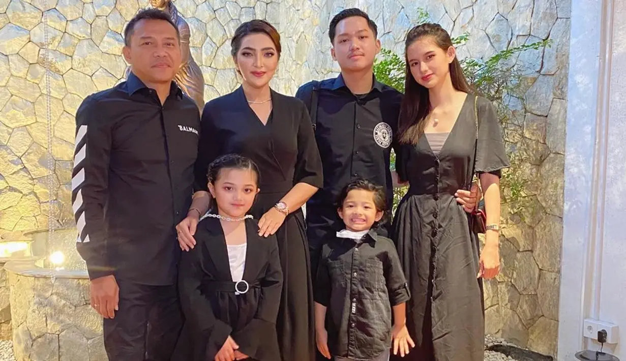 Kenakan baju selaras, Sarah Menzel dan keluarga kekasihnya itu makin kompak. Sudah dianggap seperti keluarga, Sarah Menzel menuliskan ucapan terima kasih karena diterima baik selama di Jakarta dalam surat yang ia tuliskan untuk Ashanty di hari ulang tahun Ashanty pada November 2022 lalu. Ungkap jarang ngobrol dengan calon mertuanya itu, namun Sarah akan berusaha untuk menjadi lebih baik. (Liputan6.com/IG/@ashanty_ash)
