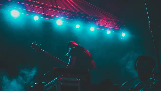 Alternatif baru menyaksikan konser musik dengan bantuan gelembung raksasa.