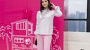 Ririn Ekawati tampil modis dengan blouse puffy sleeve dan celana soft pink. Sebuah scraf dijadikan sebagai aksen unik di leher (Barbie x Ayu Lestari)