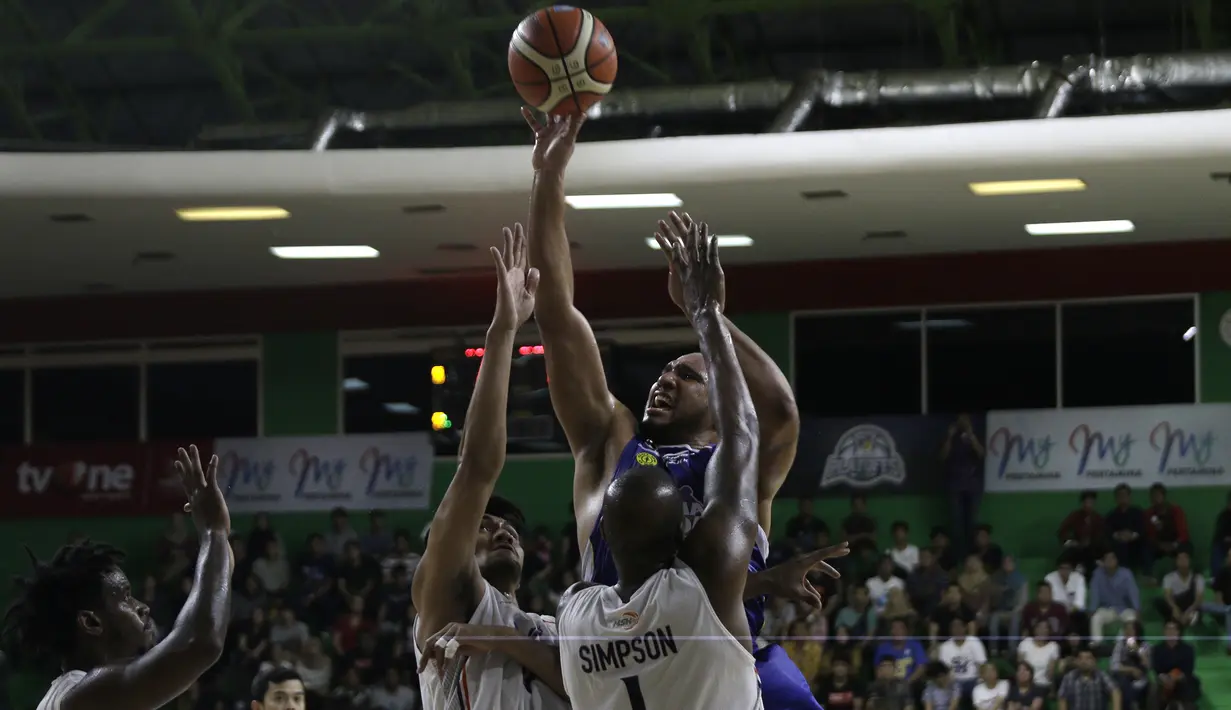 Pemain Satria Muda, Dior Lowhorn, berusaha mencetak poin saat menghadapi NSH Jakarta pada laga semi final IBL 2019 di GMSB Kuningan, Jakarta, Jumat(8/3). (Bola.com/Yoppy Renato)