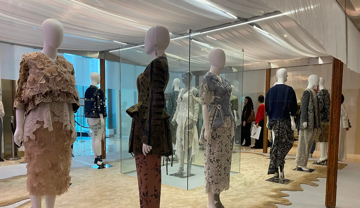 Kolaborasi ini membangkitkan kembali harapan pada diri Toton.  Ia pun terkesima dengan semangat para pengrajin yang tekun berkarya membuat batik tulis dengan teknik pewarnaan natural. Ia kembali yakin bahwa karyanya juga berkontribusi dengan penuh arti bagi industri kreatif.   [ Foto: Fimela.com ]