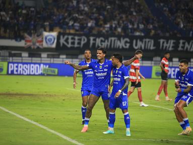 Bintang andalan Persib Bandung, Ramon Tanque melakukan selebrasi usai mencetak gol ke gawang Madura United pada pekan ke-23 BRI Super League 2025/2026 di Stadion Gelora Bandung Lautan Api (GBLA), Kota Bandung, Kamis (26/2/2026) malam WIB. (Bola.com/Erwin Snaz)