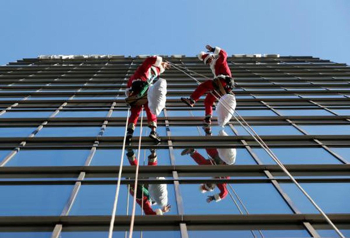Santa Claus jadi petugas pembersih kaca gedung