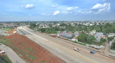 Suasana proyek pembangunan jalan tol Depok-Antasari (Desari) seksi 2 Brigif-Sawangan di kawasan Krukut, Depok, Jawa Barat, Selasa (12/3). Tol Desari tersebut terbagi menjadi 3 seksi. (merdeka.com/Arie Basuki)