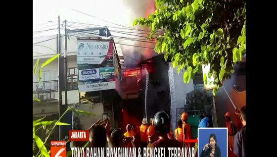 Video Detik-Detik Toko Bangunan dan Bengkel Terbakar di Cilandak
