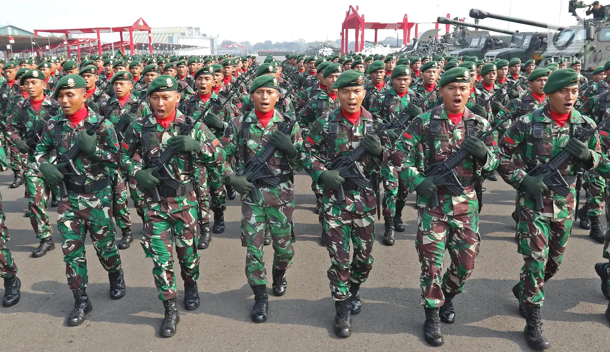 Prajurit TNI mengikuti apel kesiapan pasukan pengamanan pelantikan presiden dan wakil presiden terpilih 2019-2024 di Lanud Halim Perdanakusuma, Jakarta, Senin (30/9/2019). Pelantikan akan dilangsungkan pada 20 Oktober 2019 mendatang dalam Sidang Paripurna MPR. (Liputan6.com/Herman Zakharia)