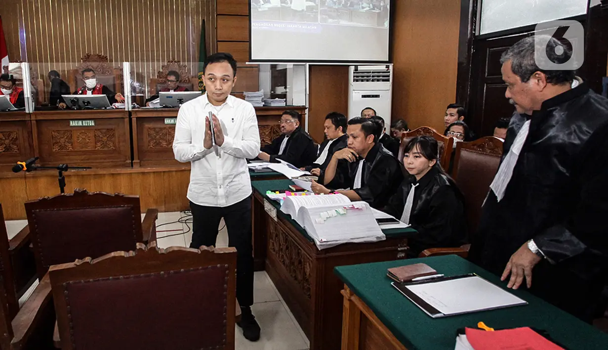 Ricky Rizal memberikan isyarat saat menghadiri sidang lanjutan kasus pembunuhan berencana terhadap Nofriansyah Yosua Hutabarat atau Brigadir J di Pengadilan Negeri Jakarta Selatan, Senin (21/11/2022). Dalam sidang tersebut Jaksa Penuntut Umum (JPU) Kejaksaan Negeri Jakarta Selatan menghadirkan 11 orang saksi, sembilan di antaranya merupakan anggota Polri dan dua sisanya karyawan swasta. (Liputan6.com/Johan Tallo)