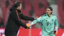 Pelatih kiper Bayern Munchen, Toni Tapalovic, memberikan arahan kepada Yann Sommer saat melawan RB Leipzig pada laga Bundesliga di Stadion Red Bull Arena, Sabtu (21/1/2023). Adalah Marcel Halstenberg yang menjadi pahlawan tuan rumah sekaligus pembobol gawang sang kiper baru. (AP Photo/Matthias Schrader)