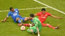 Kemelut di depan gawang Dnipro. (AFP PHOTO/JANEK SKARZYNSKI)