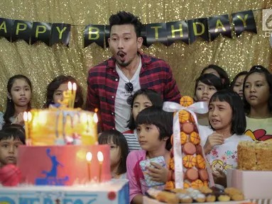 Aktor Denny Sumargo meniup lilin bersama anak-anak saat merayakan ulang tahunnya yang ke-37 di Panti Asuhan Dorkas, Jakarta, Kamis (11/10). Perayaan ini merupakan kejutan dari calon istrinya, Dita Soedarjo. (Liputan6.com/Faizal Fanani)