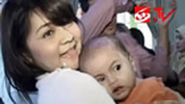 Indah Dewi Pertiwi Kunjungi Panti Asuhan
