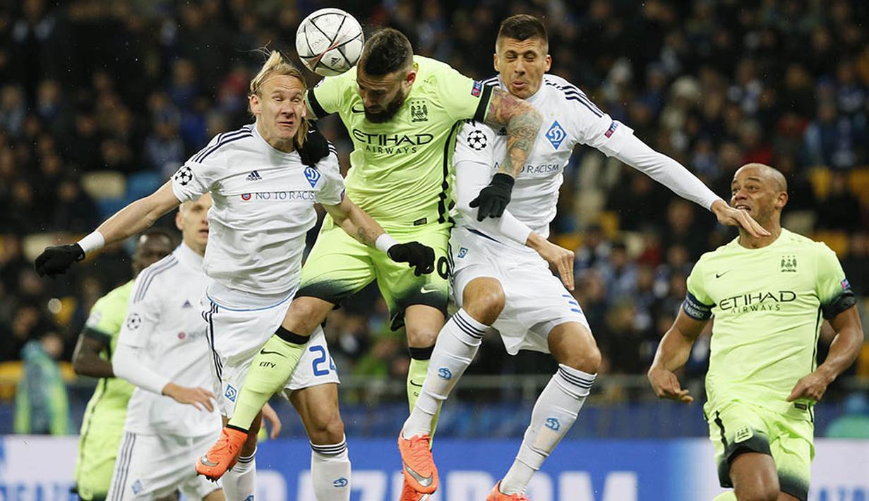 Bek Manchester City, Nicolas Otamendi, duel udara dengan pemain Dynamo Kiev, Domagoj Vida. Kemudian gol kedua dicetak oleh David Silva pada menit ke-40. (Reuters/Gleb Garanich)