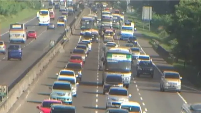 Macet Tol Cikampek arus mudik 2016.
