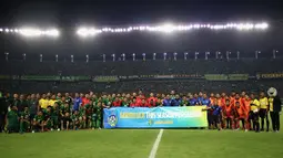 Para pemain Persebaya Surabaya dan Sabah FA foto bersama sebelum laga persahabatan di Stadion Gelora Bung Tomo, Surabaya, Sabtu (8/2). Persebaya menang 3-1 atas Sabah FA. (Bola.com/Aditya Wany)