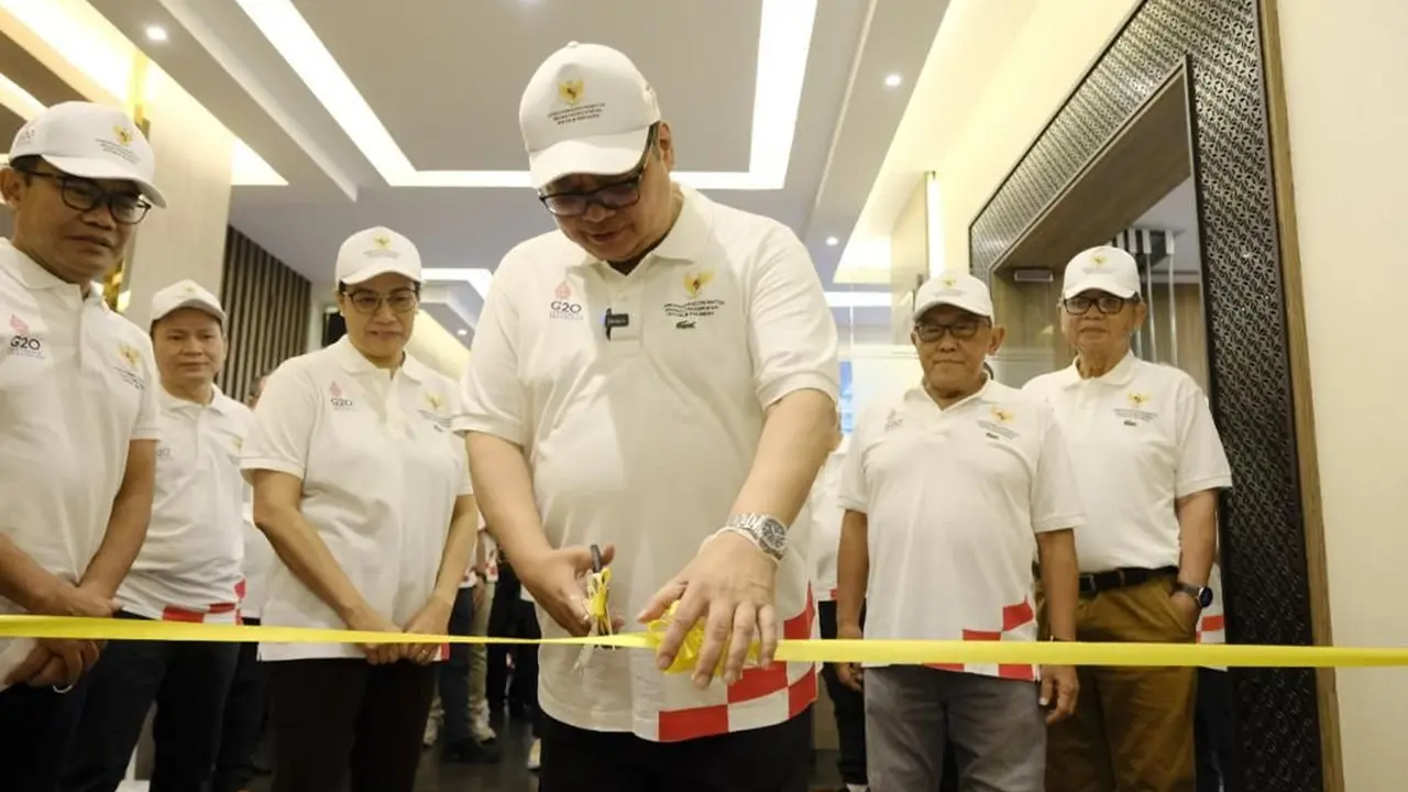 Dalam rangka HUT ke-77 RI sekaligus HUT ke-56 Kemenko Perekonomian dilaksanakan sejumlah rangkaian kegiatan seperti jalan santai dan lomba tarik tambang yang diikuti oleh seluruh pegawai. (DokKemenko Perekonomian)