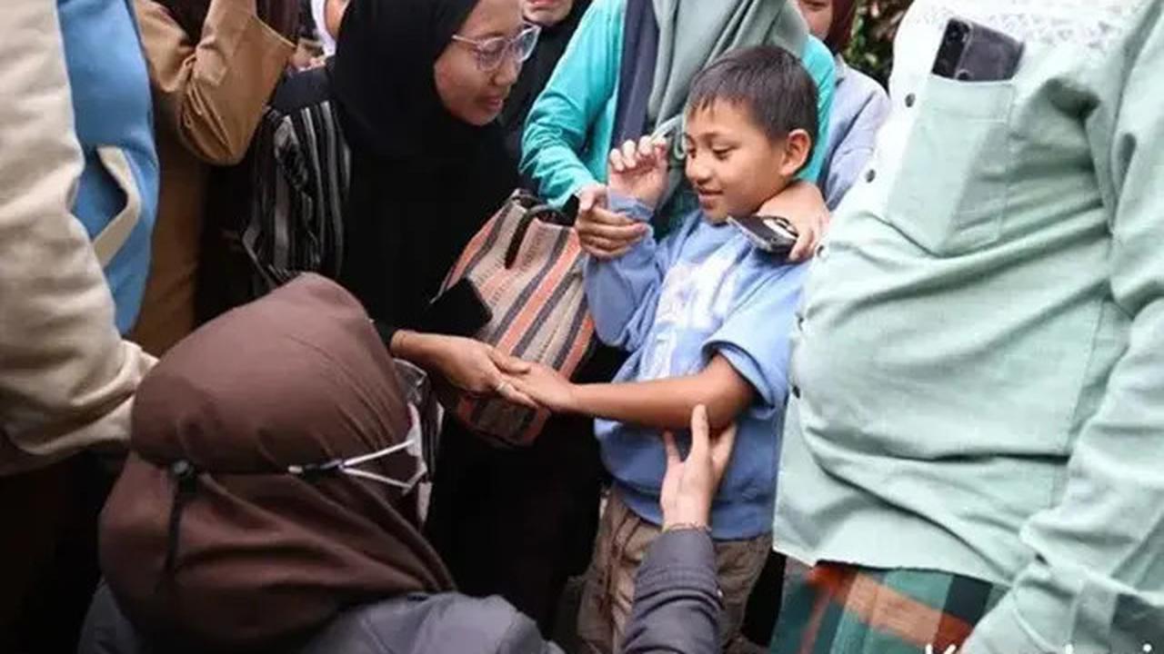 Potret Haru Bayi Kembar Mpok Alpa Digendong Raffi Ahmad dan Irfan Hakim di Rumah Duka, Anak Kedua Menangis Histeris