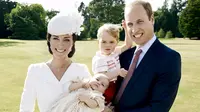 Pangeran William, Kate Middleton dan anak mereka, Pangeran George dan Putri Charlotte berpose untuk foto keluarga usai acara pembaptisan Charlotte pada 6 Juli lalu di Sandringham, Inggris, Kamis (9/7/2015). (REUTERS/Mario Testino/Art Partner/Handout)