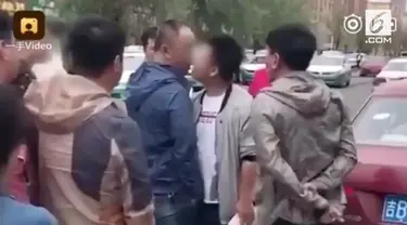 Tak disangka, salah satu pria tiba-tiba memberikan sebuah ciuman kepada lawannya saat perselisihan terjadi di jalanan Jilin, Tiongkok.