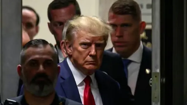 Donald Trump, presiden ke-45 Amerika Serikat, saat berada di Gedung Pengadilan Kriminal Manhattan di New York pada Selasa (4/4/2023). (Dok. AFP)