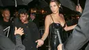 Bella Hadid dikabarkan berciuman di pangkuan The Weeknd saat Coachella.  (Thehotshott)