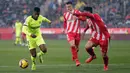 Pemain Barcelona, Semedo, menggiring bola saat melawan Girona pada laga La Liga di Stadion Montilivi, Minggu (27/1). Barcelona menang 2-0 atas Girona. (AP/Manu Fernandez)