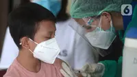 Tenaga kesehatan menyuntikkan vaksin COVID-19 kepada warga saat vaksinasi keliling untuk warga Kelurahan Malaka Jaya di RPTRA Bunga Rampai, Jakarta, Jumat (9/7/2021). Mobil vaksinasi COVID-19 keliling diberikan untuk anak-anak dan dewasa usia 12-59 tahun. (merdeka.com/Imam Buhori)