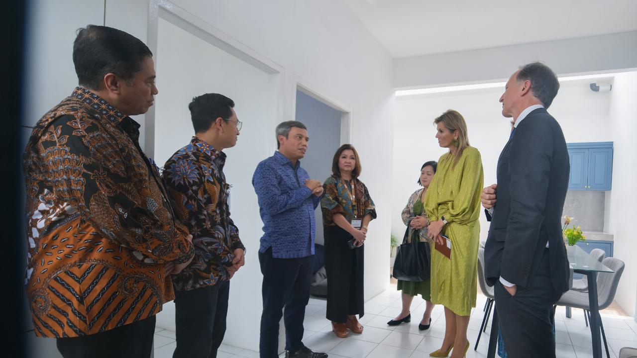 Ratu Belanda Maxima Acungi Jempol Program Bayar Cicilan KPR Pakai Sampah