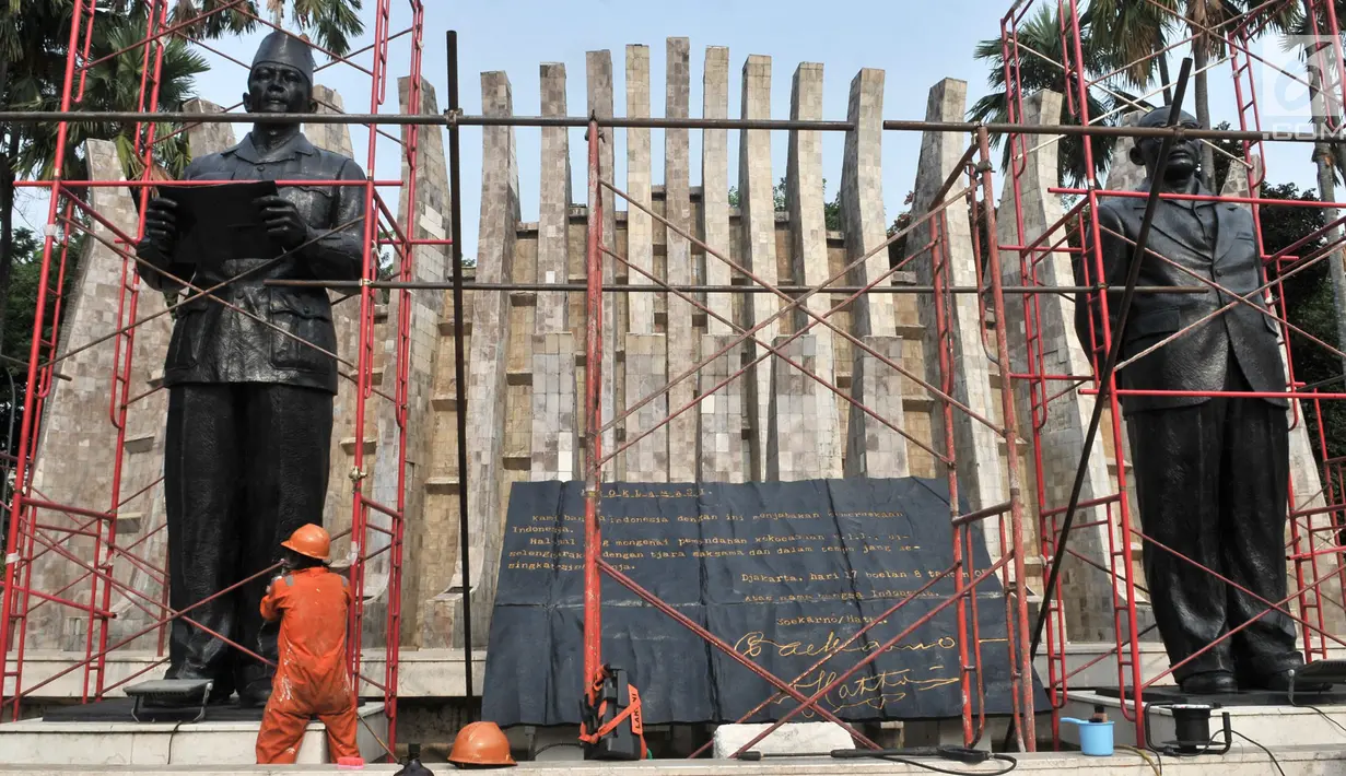 Pekerja Pusat Konservasi Dinas Pariwisata dan Kebudayaan Provinsi DKI Jakarta mengonservasi patung Soekarno-Hatta di Taman Proklamasi, Jakarta, Kamis (8/8/2019). Konservasi dua patung proklamator dan Tugu Proklamasi dalam rangka menyambut HUT ke-74 RI. (merdeka.com/Iqbal Nugroho)