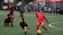 Seorang anak berusaha mengecoh lawannya saat laga Liga Bola Indonesia. Sementara itu klub Ragunan berada pada posisi kedua klasemen U-9. (Bola.com/Vitalis Yogi Trisna)