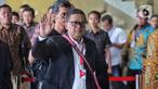 Sekretaris Jenderal Partai Demokrasi Indonesia Perjuangan (PDIP), Hasto Kristiyanto melambaikan tangan sesaat sebelum menjalani pemeriksaan sebagai tersangka dalam kasus dugaan suap pengurusan pengganti antarwaktu anggota DPR dan perintangan penyidikan di gedung Merah Putih Komisi Pemberantasan Korupsi, Jakarta, Kamis (20/2/2025). (Liputan6.com/Angga Yuniar)