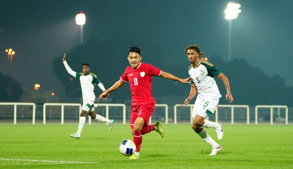 Timnas Indonesia U-23 kalah dengan skor 1-3 dari Arab Saudi U-23. Meskipun begitu, Shin Tae-yong tak mempermasalahkan hasil tersebut. Menurut pelatih Korea Selatan itu laga tersebut hanya untuk mengecek kondisi para pemain saja. (Dok. PSSI)