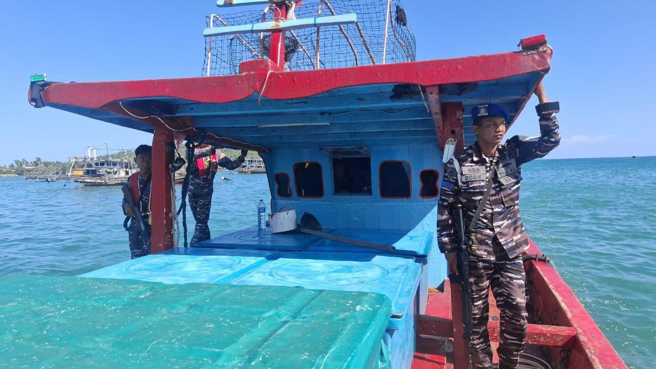 Jumpa pers Komandan Lanal Nias Kolonel Laut (P) Lexi Effraim Dumais soal penangkapan kapal pelaku illegal fishing di perairan Hibala Desa Reke, Kecamatan Pulau-pulau Batu Barat, Kabupaten Nias Selatan.