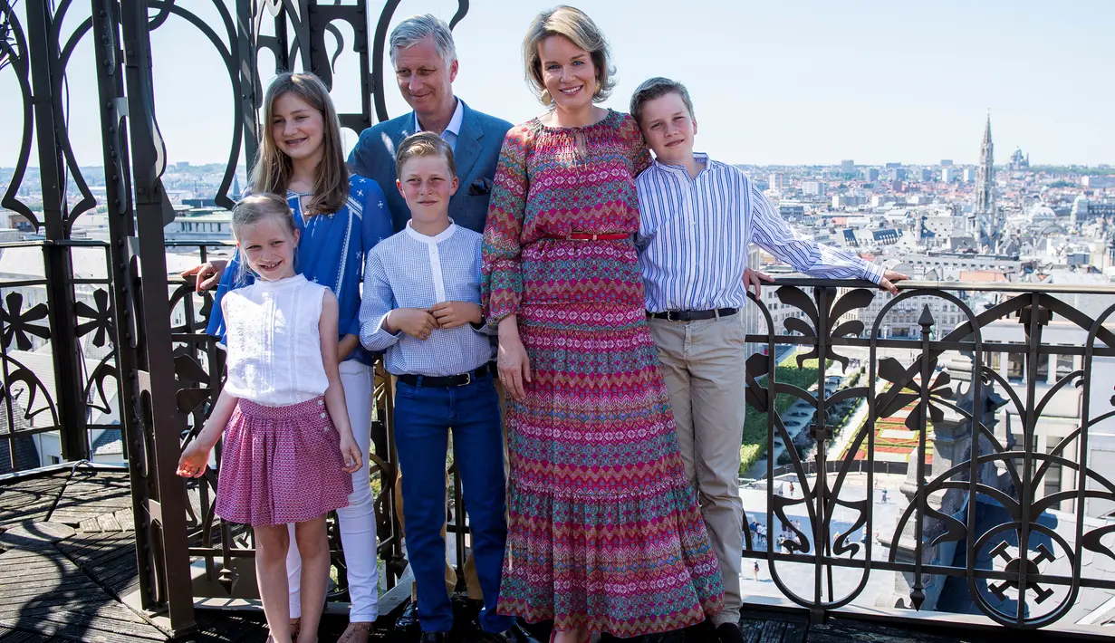 Raja Belgia Philippe bersama dengan Ratu Mathilde dan juga anak-anaknya berfoto bersama saat berada di Musical Instruments Museum di Brussels, (19/7). (REUTERS/Laurie Dieffembacq/Pool)